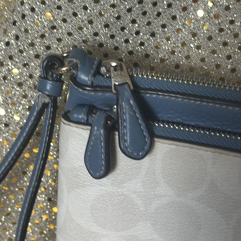 Coach Wristlit blue & creams leather purse - Picture 4 of 16